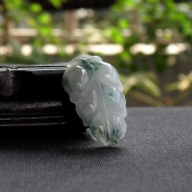 翡翠冰瑩飄藍花金枝玉葉掛件