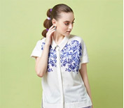Camel駱駝女裝夏季新款文藝典雅青花瓷印花拼接刺繡白色polo領短袖襯衫C5BCS0390
