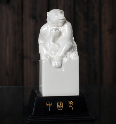 生肖猴擺件特色印章客廳書房陶瓷工藝品擺設