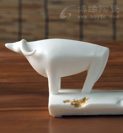 對牛彈琴陶瓷牛家居陶瓷裝飾品客廳擺件電視柜擺件高檔會所擺件福建省工藝美術(shù)師—鄭清海