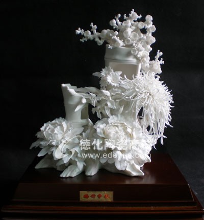 梅竹爭艷/陶瓷工藝品/德化陶瓷/花卉瓷雕/居家擺件