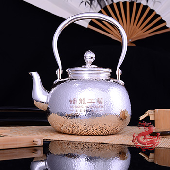 錘紋銀壺(中)