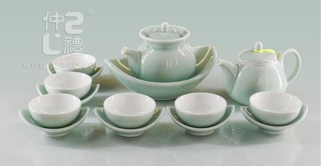淺綠釉扁茶壺配小船形盤碟17頭茶具組