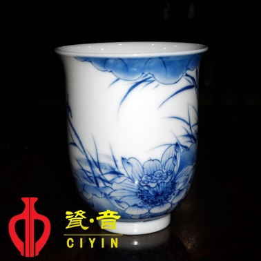 荷下聽(tīng)雨茶杯