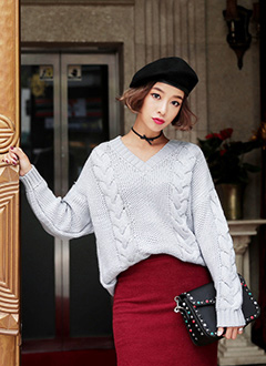 V-neckCableKnitSweater