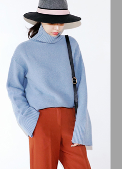 SideSlitTurtleneckSweater