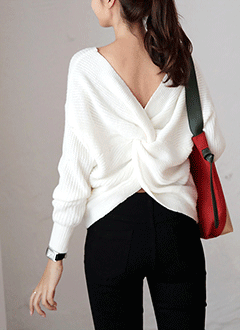 V-neckTwistedSweater
