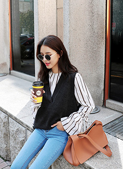 VNeckBoxyFitKnitVest