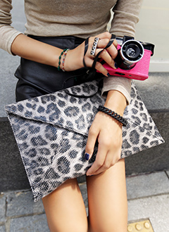 227-1LeopardPatternClutchBag