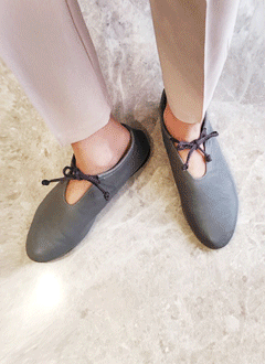 RoundStrapFlatLoafer