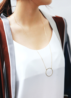 MetalFigureNecklace