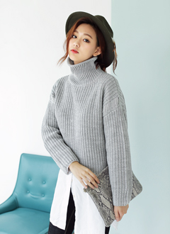 LooseFitTurtleneckPullover