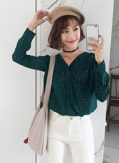 V-neckButtonDownBlouse