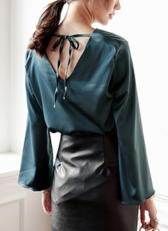 BackAndForthV-neckSilkyBlouse
