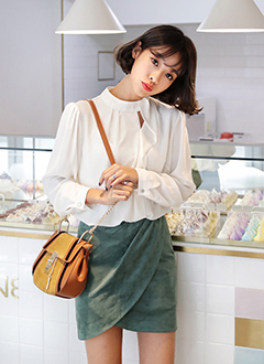 HalfHighNeckRuffleBlouse