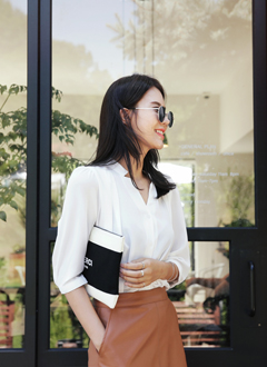 V-neckPintuckBlouse
