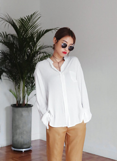 VSlitNeckBlouse