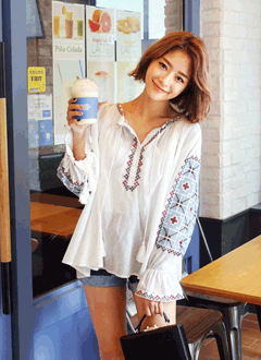 EmbroideryTasselBlouse