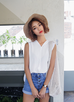 V-neckSleevelessBlouse