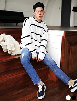 RoundNeckLooseFitStripeSweater