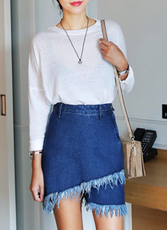 UnevenFrayedHemDenimMiniSkirt