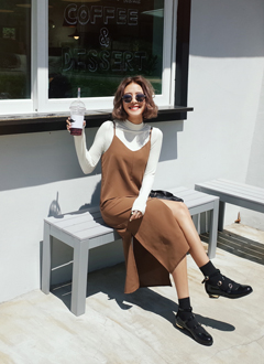 SideSlitSleevelessDress