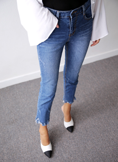 FrayedHemStraightLegJeans