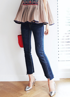 UnevenCutoffJeans