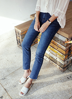 StraightWashedJeans