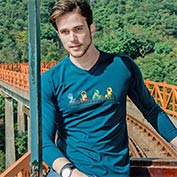 Camel駱駝男裝春款新品V領純色人物圖T恤青年日常休閑百搭T恤X6A297023