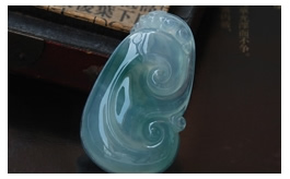 天然翡翠掛件-老坑冰玻種淺綠底飄藍花飽滿厚實雙面精雕萬事如意