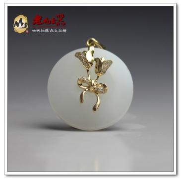 羊脂玉掛件鑲金富貴花開