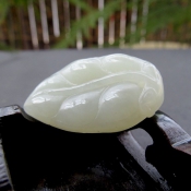精美和田玉細(xì)潤(rùn)飽滿玉葉子吊墜