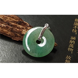 18K白金鑲嵌翡翠掛件--老坑冰種淺綠細潤晶瑩精致鑲嵌平安扣