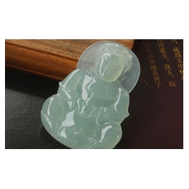 天然翡翠掛件--老坑冰糯種清雅淺陽綠均色潤澤晶瑩精雕辟邪觀音(邊緣處有極細微天然石紋)