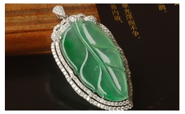 18K白金鑲鉆天然翡翠掛件--精品老坑冰玻種清雅淺綠晶瑩潤透奢華精美鑲嵌玉葉
