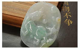 天然翡翠掛件--老坑糯種淺綠伴淺黃翡飄花潤澤晶瑩浮雕辟邪麒麟