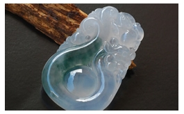 天然翡翠掛件--老坑冰種清雅瑩白底飄藍花細膩均勻水潤晶瑩圓潤厚實精雕飛龍戲珠