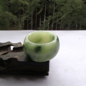 天然南陽玉綠白獨(dú)玉寬版玉指環(huán)