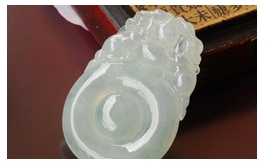 天然翡翠掛件--瑩露清泉老坑冰玻種微綠細潤亮澤厚實大氣圓滿福祿壽全在眼前