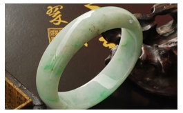 天然翡翠手鐲--初江綠枝老坑冰種陽綠飄絲飛墨點厚實清秀亮麗圓鐲(56)