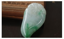 天然翡翠掛件--老坑冰糯種陽綠飄花潤澤晶瑩圓潤厚實(shí)精雕壽桃