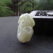 天然和田玉青白玉牛氣沖天立體生肖牛吊墜