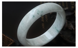 天然翡翠手鐲--老坑糯種清雅白底飄藍花圓潤厚裝富貴圓鐲(56)