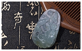 天然翡翠掛件--老坑冰種淺綠均色水潤晶瑩精致浮雕魚戲蓮葉間