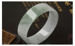 天然翡翠手鐲--老坑冰種淺綠底飄綠花水潤晶瑩簡約時尚方條圓鐲(51)
