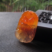 天然冰透巴西紅瑪瑙玉十二生肖兔吊墜