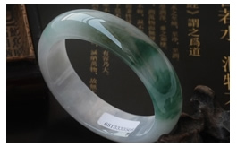 天然翡翠手鐲-老坑冰糯種瑩白底飄藍花細潤晶瑩寬版厚裝扁口圓鐲(56)