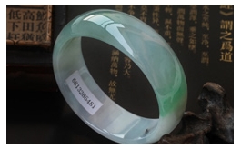 天然翡翠手鐲-貴妃鐲-老坑冰糯種飄綠花細膩潤澤輕盈寬版貴妃鐲(57)
