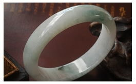 天然翡翠手鐲--老坑糯種清雅淺綠底飄藍花潤澤晶瑩圓潤厚裝富貴圓鐲(63)